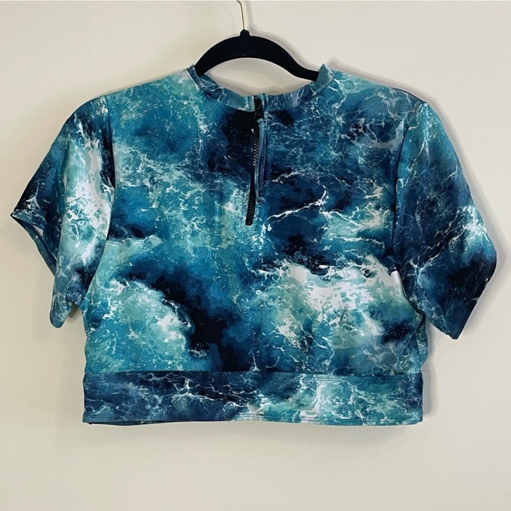 Torrid swim top 1x ocean water print rashguard crop, built-in bra. - Picture 2 of 6